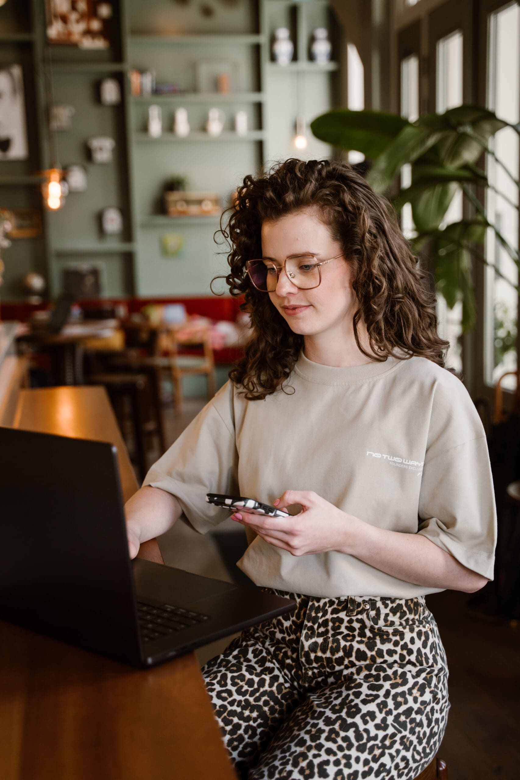 Interieurontwerper Kim Spek bekijkt kleurstalen op haar laptop tijdens de voorbereiding van een interieurontwerp